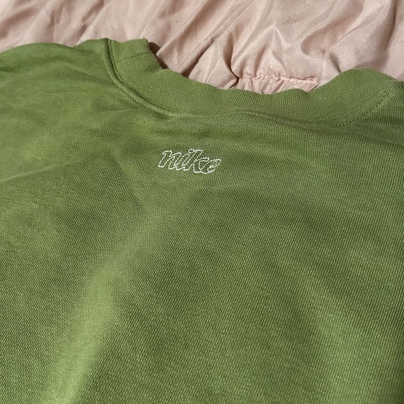 Nike Dri-FIT Get Fit Women's Graphic Crew-Neck Sweatshirt - Picture 7 of 11